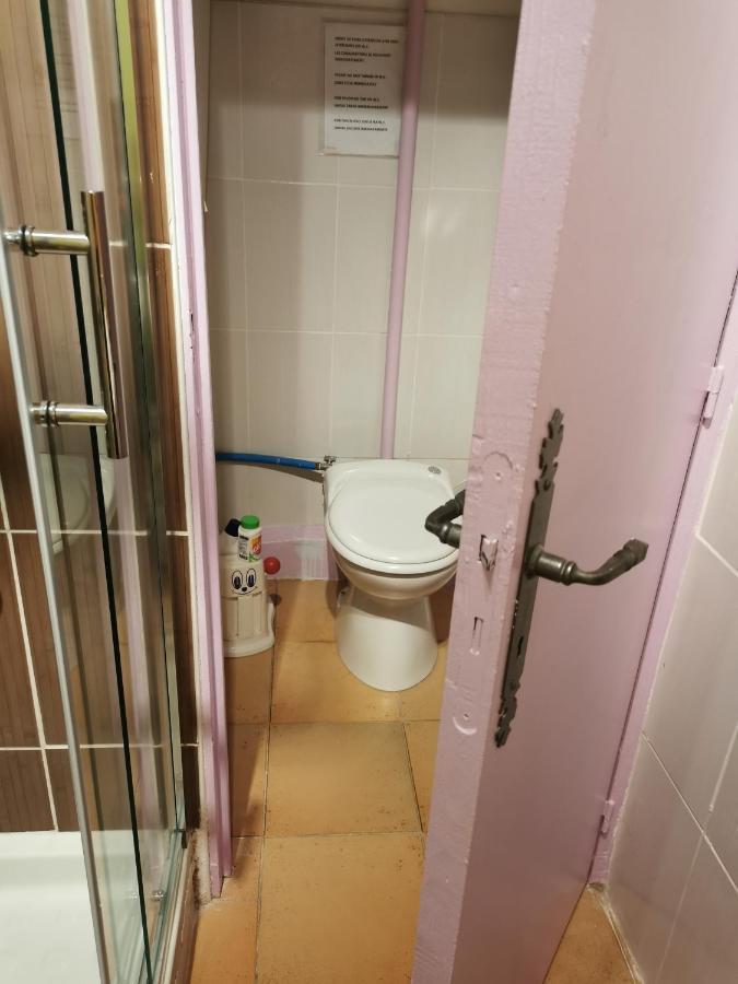 Appartement En Sous Sol De Villa Avec Acces Jardin Et Piscine Marseilles Exterior foto