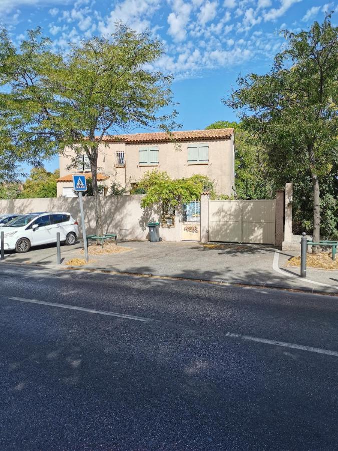 Appartement En Sous Sol De Villa Avec Acces Jardin Et Piscine Marseilles Exterior foto